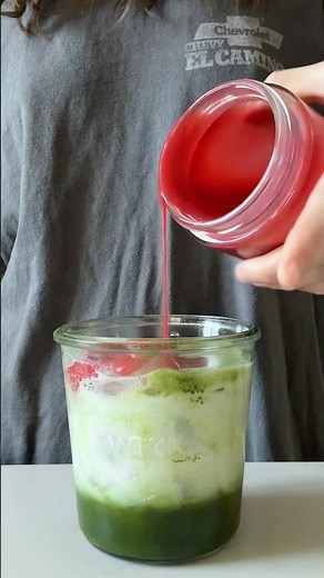 How to make a strawberry matcha 🤌🏼🍓🍵
