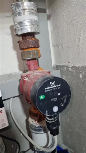 Viele Heizungsprobleme hängen nur an der Pumpe ⚡💧 – hier zeige ich dir Schritt für Schritt, wie man eine defekte Heizungspumpe austauscht 👨‍🔧✅. Einfach erklärt, mit Profi-Tipps & kleinen Tricks aus der Praxis. 🔥#heizung #handwerk #installateur #sanitär #hkls #haustechnik #pumpentausch #heizungspumpe #anlagenmechaniker #heizungsbau #diy #tippsundtricks #profiwissen #handwerkmachtspaß | Aurora Dalma