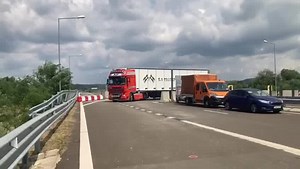 Pentru fluidizarea traficului rutier din nodul rutier Margina de pe autostrada #A1, s-a instituit o soluție temporară de trafic în sensul giratoriu de pe DN 68A. ▶ Astfel, breteaua de acces pe autostrada A1 pe direcția București va fi folosită, începând de astăzi, 22 iulie, de la ora 14, ca acces temporar spre Timișoara, iar ca punct de întoarcere este stabilită o zonă din autostrada A1, aferentă nodului rutier Margina. Circulația transporturilor agabaritice se va desfășura pe varianta anterioar