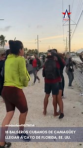 🔴 18 balseros cubanos de Camagüey llegan a Cayos de Florida, Estados Unidos Un grupo de 18 balseros cubanos de Camagüey llegó en la mañana de este miércoles a Isla Morada, Florida, Estados Unidos. "Llegamos. Llegamos", dijeron los balseros al bajarse de una barco rústico. "Bienvenidos, llegaron. ¿Siete días?", dijo Alain Ronald, quien grabó el video compartido en Tik Tok. Los balseros confirmaron que estuvieron siete días en el mar. "Ya se los lleva migración. Todos sanos. 18 cubanos llegaron a