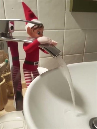 Le lutin farceur fait une bêtise avec le robinet du lavabo