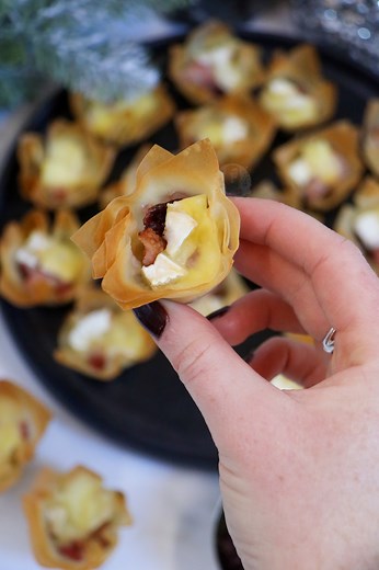 (New!) Brie & Bacon Filo Bites! 😍☃️ Delicious easy bitesize brie and bacon bites with cranberry and filo pastry cases - delicious snack for the festive season! When it comes to the festive season I have always loved the sweet stuff... obviously! I can't count how many festive recipes are on my blog right now - but when it comes to the savoury side of things?! Oh my. 🤤 These brie & bacon bites are little bundles of absolute heaven and I am here for it. ❤️ 🧀Recipe🧀 ▪️2-3 sheets filo pastry ▪️5