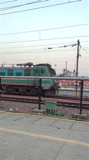 Blue Engine Crossing Red Engine💙❤️ WAP4 vs WAG7 #shorts #irfbharat #indianrailways #viral