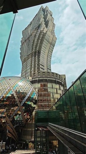 澳门之旅，让你感受到赌城的魅力与繁华，同时也可以在海边的风景中享受宁静的生活。#澳门旅游 #澳门攻略 #地标建筑 #网红打卡地 #新葡京