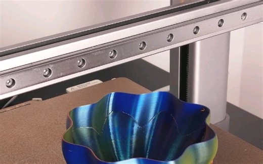 用 Cyberbrick 延时摄影套件拍的花瓶打印过程，丝滑得像德芙巧克力！从模型到成品，每一步都清晰可见，科技感拉满！#拓竹#3d打印机