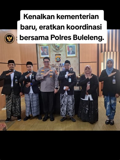 Kementerian Haji dan Umrah Kabupaten Buleleng melaksanakan silaturahmi dan audiensi bersama Kapolres Buleleng di ruang kerja Kapolres. Pertemuan ini menjadi momentum memperkenalkan secara resmi Kementerian Haji dan Umrah sebagai kementerian baru, sekaligus mempererat sinergi dan koordinasi dalam mendukung pelayanan terbaik kepada jemaah haji dan umrah di Kabupaten Buleleng. Semoga kolaborasi ini semakin memperkuat komitmen bersama dalam memberikan pelayanan yang aman, tertib, dan profesional bag
