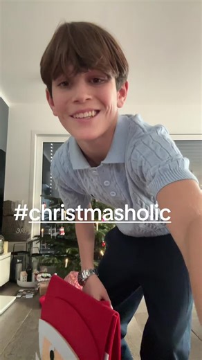 Christmasholic ❤️🎅🏻🎄🍾#stockholmstyle #goldengoose #christmas #santerclaus #christmasholic