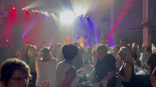 Le grand Mario Pelchat nous a ouvert les portes de son vignoble, mardi dernier, en accueillant ses premiers groupes. Le chanteur nous a offert un magnifique spectacle en toute intimité en compagnie de ses fidèles musiciens et d’une très talentueuse choriste. L’ambiance était au rendez-vous et les fans ont été conquis dès les premières paroles de Mario. OFFREZ-VOUS CE FORFAIT PRIVILÈGE! Une journée exceptionnelle dans un cadre enchanteur! Au programme : concert intime, dégustation de produits du 