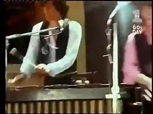 Mc Coys. "Hang On Sloopy". Subtitulada español. "Hang On Sloopy" de The McCoys fue un éxito masivo #1 en EE. UU. en 1965, lanzada en el verano de ese año, convirtiéndose en un himno juvenil y el himno oficial de rock del estado de Ohio, aunque originalmente fue grabada por The Vibrations en 1964 y escrita por Wes Farrell y Bert Berns. "Hang On Sloopy" by The McCoys was a massive #1 hit in the US in 1965, released in the summer of that year, becoming a youth anthem and the official rock anthem of