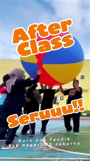 Ee ee eaaaa!!! 🎉🎉 Ada yang beda di Jumat siang kemarin!! Pertandingan persahabatan guru dan tendik menggunakan bola voli besar menjadi 'mainan' baru di SLBN 01 Jakarta ✨ mau coba main juga? Yuk ke SLBN 01 Jakarta! #bola #voli #main #after #class