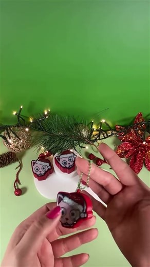 3D-printed cat fidget with Christmas design