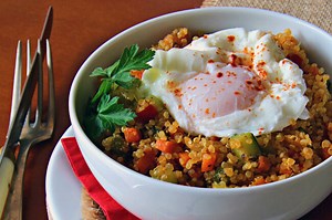 Quinoa con verduras y huevo: receta saludable y saciante perfecta para llevar o cenar sano