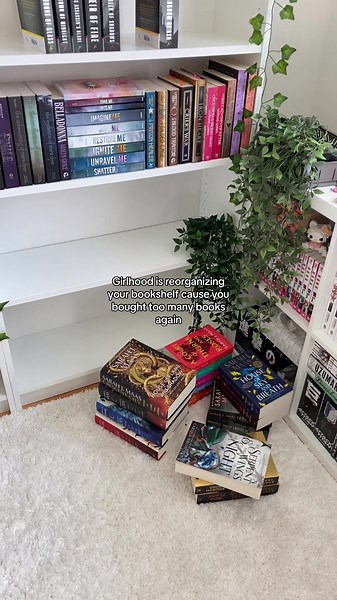 I hope y’all relate to that too 😔 #booktokfyp #bookstack #bookshelf #fantasybooks #bookshelforganization #romantasybooks #bookaddict #bookworm