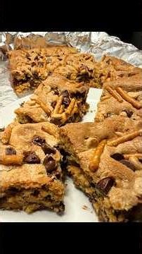 The BEST Sweet & Salty Dessert Bars EVER | PB Chocolate Chip Pretzel Bars #234EnLaCasa