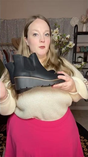 These wedge boots are insanely comfortable and easy to walk in 💕