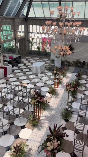 [SAVE VIDEO INI UNTUK REFERENSI VENUE INTIMATE WEDDING KAMU] Lokasi di akhir! Note: Video ini ga endorse, pure berbagi 🙏 kita ke sini pas dekor udh ke set up, jadi iziiin yaa kalau pasangan yg married hari itu liat video ini 🥺 Jujur dari awal ketemu venue ini aku & pasangan udah suka banget. ✅Lokasinya strategis di pusat Jakarta, jadi reachable ✅Venuenya modern, super cantik jadi minim dekor ✅Kapasitas listrik gede (10.000watt) ✅Private parking area utk 60 mobil ✅Penting banget! Sales teamnya 
