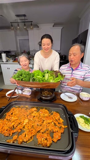 1.6M views · 48K reactions | Just another dinner with the fam. This spicy pork bulgogi really hit the spot. We couldn’t stop eating it. #koreanfood #mukbang #kdrama #bulgogi | Crazy Korean Cooking | Facebook