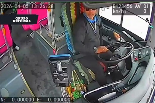 🚨 Pasajero agrede a chófer tras intentar pagar con QR vencidoUn pasajero golpeó al conductor de la ruta 228 en Nuevo León luego de que intentó cubrir el costo de dos pasajes con un código QR vencido en la app Urbani, utilizada para pagar servicios de transporte desde el celular. Según testimonios, el operador le dio la opción de generar otro código, a lo que el pasajero se negó, lo que provocó su molestia y que se le fuera a los golpes al chófer.El sujeto fue detenido, pero fue liberado horas d