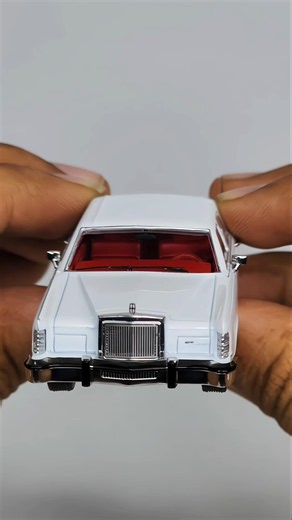 Unboxing the amazing detailed 1979 Lincoln Continental Town Car 😍🤍❤️ #cars #vintage #love #engine