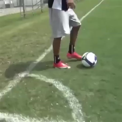 Neymar Assists Himself in Training - Throwback Moment