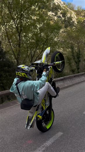 Husqvarna FE 501 Wheelie #motorcycle #dirtbiketricks #supermoto