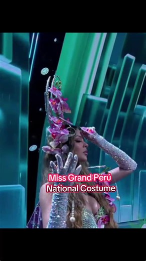 Miss Grand Perú National Costume ❤️💚 nuestra Miss Grand Perú Flavia López lució un espléndido vestido de una flor amazonica ❤️ • • • #missgrandinternational #missgrandperu #missperu #nationalcostume #perú