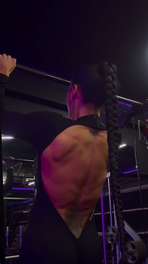 Confidence By Loreyna (CBL) 💪🏼 on Instagram: "Hard work is impossible to ignore 😤the results will speak for themselves. Your self-respect and discipline are yours alone 🙌🏻🙌🏻 no one can take them from you 🥰🥰 #tuesdaymotivation💪 #inspiringwoman"