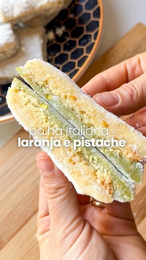 Luísa Akemi on Instagram: "Comenta “uau” se você quer receber a receita completa 🥰 Recebi na caixinha da polêmica uma mensagem falando de palha italiana: “Brigadeiro com biscoito maizena? 🥴🥴🥴” E logo em seguida alguém perguntou: “Ué, e tem outro jeito de fazer?” E a resposta é: SIM! Sempre tem como fazer uma sobremesa do zero 😜 Essa é minha versão da Palha Italiana, de laranja e pistache 🧡💚 Qual próxima sobremesa devo “fazer do zero”? 👀⬇️"