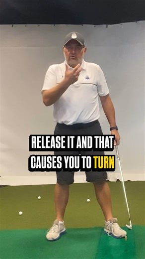 Most amateur golfers struggle to make a full shoulder turn — and it’s not flexibility. It’s because they push from their lead side too early. When that happens, the body locks up, rotation stops, and the swing feels restricted. Fix this one movement and your backswing instantly feels bigger and smoother. Watch closely — this one change surprises a lot of golfers 👀⛳ #GolfSwing #GolfTips #ShoulderTurn #GolfInstruction | Jim LaBuda Golf