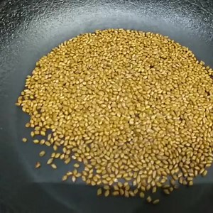 時間のある時にハブ茶をまとめて作りました。エビスグサの種をフライパンで煎ります。ゴマを煎るのと同じような感じで。 はじけるのでフタをしたほうがいいです。 焦がすと少し苦いので中火でフライパンをゆすりながら。 生薬名はケツメイシ 中の種を煎ったのがハブ茶 水１リットルに大さじ一杯位入れて10分程煮出します。しばらく放置すると味が濃くなります。お茶にするとほんのり甘くて烏龍茶のような味。冷やしても温かくても美味しい。 炒ってない生のものは #地球畑 で販売してます。 #エビスグサ #ケツメイシ #ハブ茶 #オーガニック #湧水町 #農薬不使用 #化学肥料不使用 #有機栽培 #煎りたて | 雲月農園
