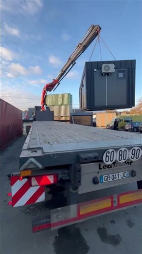 Découvrez le chargement de l’un de nos modules résidentiels premium 8×3 m 🚀