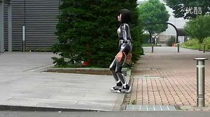 HRP-4C型機器人在外面散步