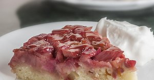 Gâteau renversé à la rhubarbe