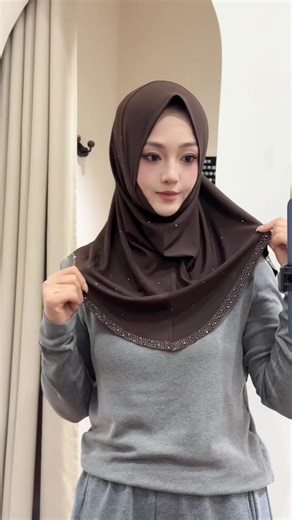 Tutorial tudung chiffon warna plain dah datang, sayang-sayang! Tinggalkan ❤️❤️ kecil untukku ya. Kalau suka, jom singgah ruang kedai di laman utama aku 😍#PerkongsianHarian