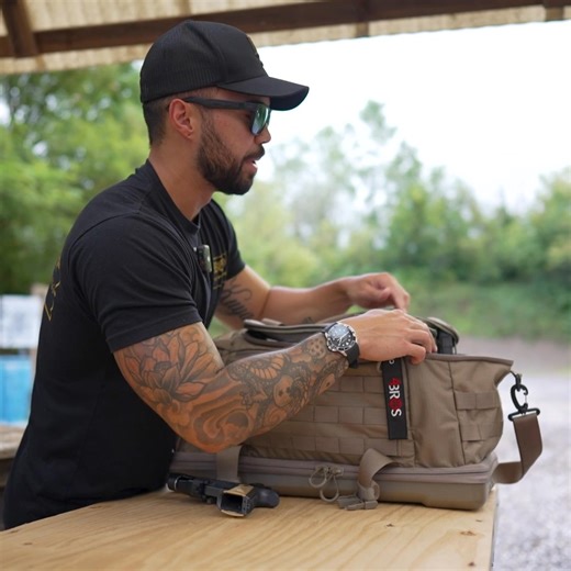 Keep your essential range gear organized and protected from the elements with the best-selling Bang Bang. • Customizable padded dividers • Polycarbonate hard shell bottom • Deep side pockets • Basement storage compartment • Padded handle & shoulder strap 🇺🇸 Veteran owned and operated 📃 Lifetime Warranty | Eberlestock