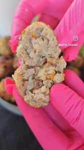 Chiftele la cuptor,super suculente! Ingrediente: 1 kg carne de porc 2 morcovi 1 ceapa 2 oua 3 felii de paine inmuiata in lapte si stoarse de lapte 4 catei de usturoi 1 legatura patrunjel Sare Piper Condimente pentru carne de porc. Modul de preparare il puteti vedea in clipul video,daca aveti intrebari nu ezitati sa mi le adresati,pupic! | Anyta Cooking