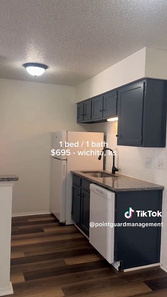 ✨ Stoneybrook Apartments ✨ Luxury living that’s convenient and affordable. Located near I-235 and just 10 minutes from the airport, with easy access to shopping and dining. This renovated 1BR features wood-like flooring throughout, granite countertops, modern fixtures, private entrances/patios, and great amenities like a pool, outdoor grill, onsite laundry, and available garages. – 1BR, 1BA – Refrigerator, stove & dishwasher – Central heat & air ceiling fans – Pets okay with approval (no pet ren