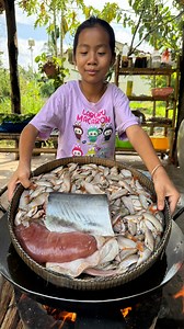 Country girl cook fish with fish eggs | Passion Food