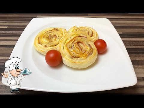 Gefüllter Blätterteig mit Frischkäse, Zwiebeln und Schinken.