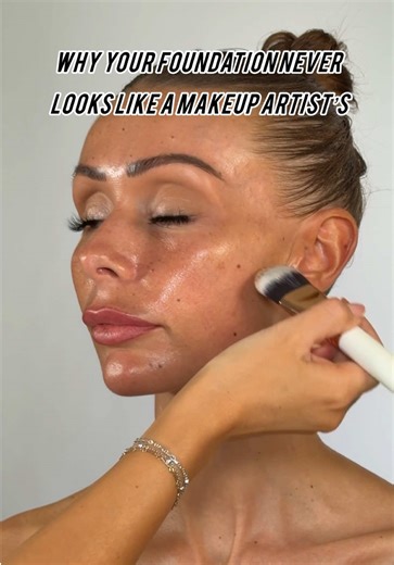 If your foundation never sits smoothly, it’s usually not the foundation, it’s the application technique. This is the exact routine I used to create this soft focus skin and I teach it step-by-step in my online lesson. Comment “LESSON” and I’ll send you the link 💻 #onlinetutorial #makeuplesson #learnfromhome #makeupmasterclass