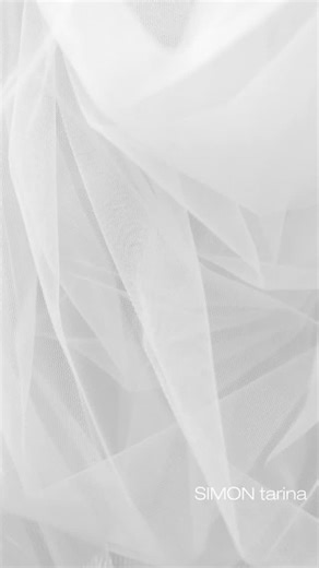 Singer Ompelukoneet on Instagram: "Singereitä ei voi olla liikaa – vai voiko sittenkin? Simon ompelukonetarina alkaa 1960-luvun lopulla Hämeenlinnassa, lapsuudenkodissa. Ensimmäiset pistot syntyivät Husqvarna CB-N -polkukoneella, ja mukaan mahtui niin nahkatöitä kuin itse ommeltuja vaatteita. Vuonna 1973 kesätyörahoilla löytyi ensimmäinen Singer: 29K51 vuodelta 1915. Vaikka kone ei silloin vielä taipunut yhteistyöhön, se sai satavuotishuollon vuonna 2020 – ja toimii yhä. Vuosien varrella mukaan 