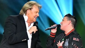 9K views · 349 reactions | Jede Woche 33 Songs zu unseren Storys. Kennst du schon unsere neue Playlist "SchlagerPlanet offiziell" bei Spotify? Hört mal rein, auch das neue Duett von Kerstin Ott mit Howard Carpendale ("Wegen Dir (Nachts wenn alles schläft…)) ist dabei, Roland Kaiser, Florian Silbereisen und die Newcomer Julian Reim und Tim Peters. ©MDR | SchlagerPlanet | Facebook