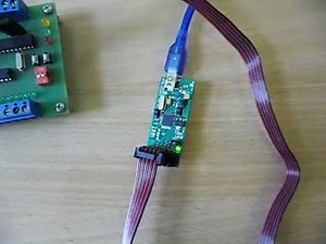 Программатор AVRISP MKII.