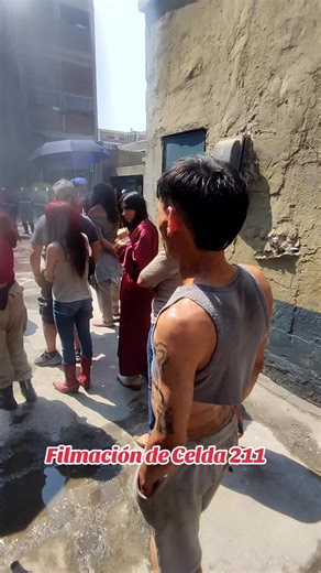 Esta es justo la escena que filmamos en el video anterior que les comparti. Estábamos listos y a la espera de acción todos los personaje que si observan bien ahi estábamos presentes junto con dobles de acción, crew, extras ,etc en #Celda211 #Netflix #ElChivo #armandosilvaactor #actormexicano