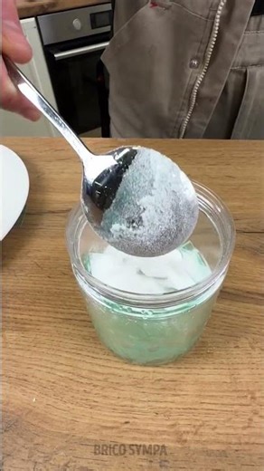 Réparation automobile économique : patch créatif à faire soi-même à partir de CD 🔧♻️