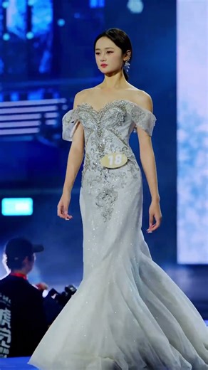 Stunning Beauty | Fashion Model Walk | Gorgeous Girl Modelling Video