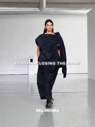 Her boyfriend came to the show to support her 🤍 #kendalljenner #supermodel #fashion #runway #model