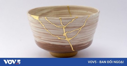 Kintsugi, Japanese art of fixing broken pottery and restoring the human soul