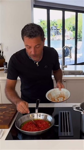 The secret to a beautiful tomato sauce? 🍅 🇮🇹Use the best tinned chopped tomatoes you can find…..simple ingredients, fantastic flavour, no shortcuts, the Italian way…👌GDx@ginorestaurants #yourfavouriteitalian
