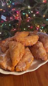 665K views · 49K reactions | This video is about trees and pies. My Christmas Tree is up with lots of special homemade ornaments that are so precious to me. I made these fried apple pies for some ladies who all came together for a road to my COTTLE HOUSE B&B. I can’t decide which is prettier ——the Christmas tree or the fried pies. I guess I’ll sit here and eat a pie while I’m deciding. Wish you all had one in your hand right this minute | Cooking with Brenda Gantt | Facebook